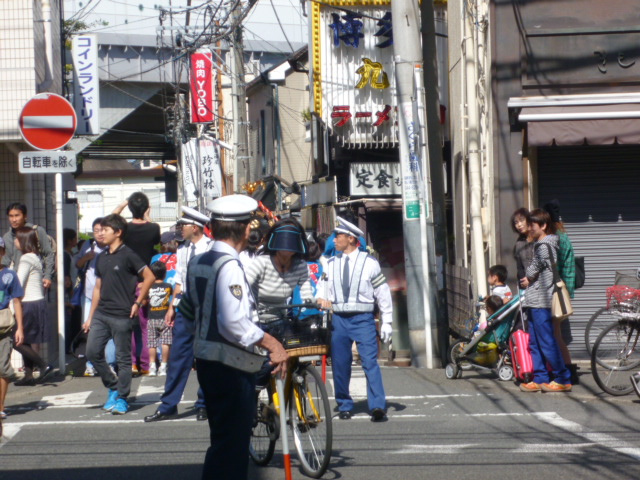 交通規制が敷かれてるようです