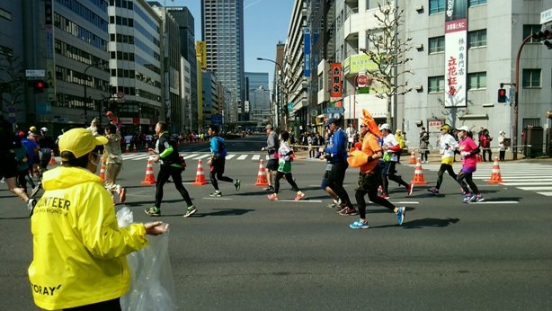 東京マラソン2017茅場町一丁目交差点にて